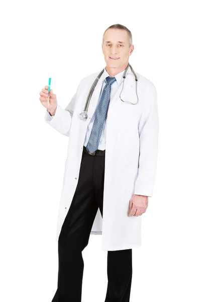 Male doctor holding a syringe — Stock Photo, Image