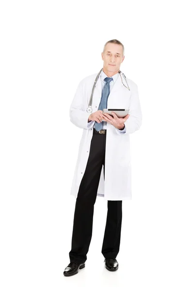 Mature male doctor using a tablet — Stock Photo, Image