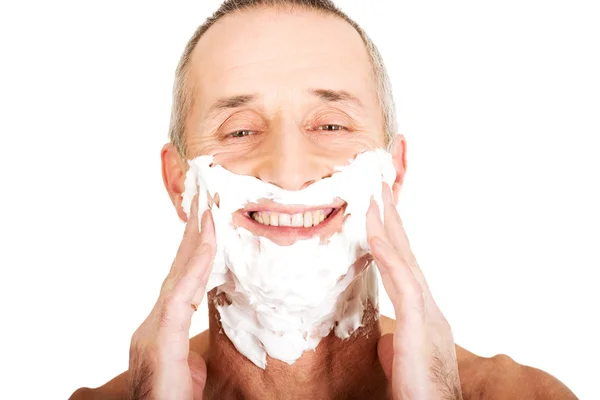Ώριμος άνδρας εφαρμογή αφρός ξυρίσματος — Φωτογραφία Αρχείου