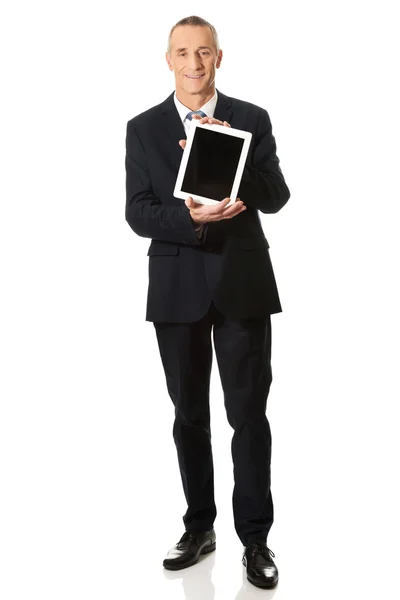 Zakenman met digitale tablet — Stockfoto