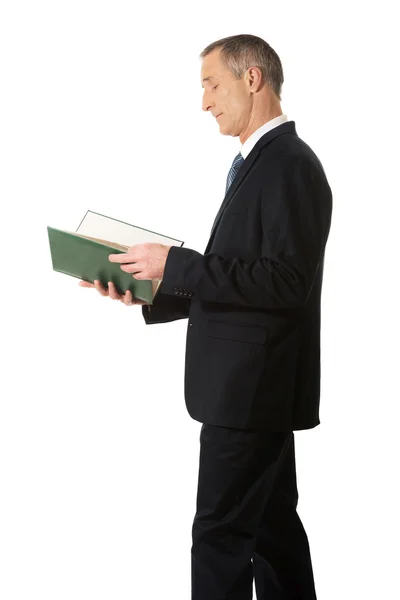 Geschäftsmann liest sein Notizbuch — Stockfoto