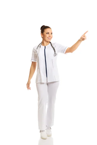 Medico femminile che indica la destra — Foto Stock