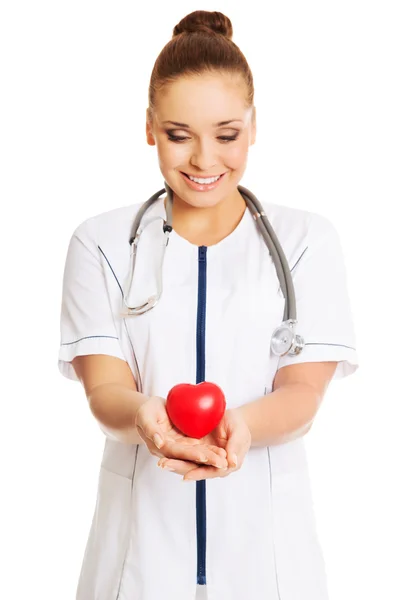 Médica feminina segurando modelo de coração — Fotografia de Stock