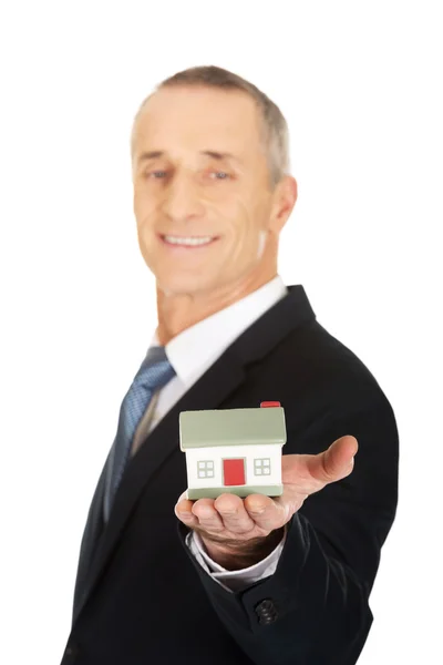 Mannelijke hand met huis model — Stockfoto