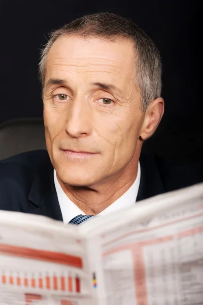 Businessman reading a newspaper — Stock Photo, Image