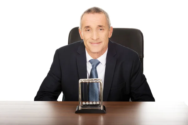Geschäftsmann im Büro mit Newtonbällen — Stockfoto