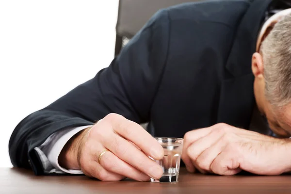 Overworked man drinking vodka in office — Stock Photo, Image