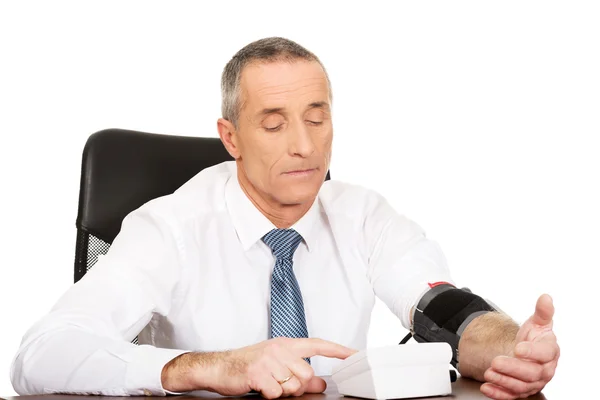 Businessman measuring blood pressure — Stock Photo, Image