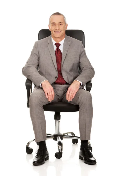 Бизнесмен, сидящий на кресле — стоковое фото