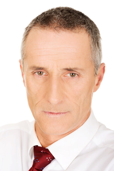 Серьезный зрелый бизнесмен
