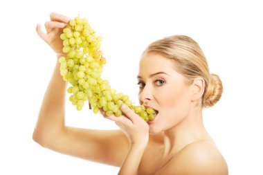 Çıplak kadın üzüm yemek