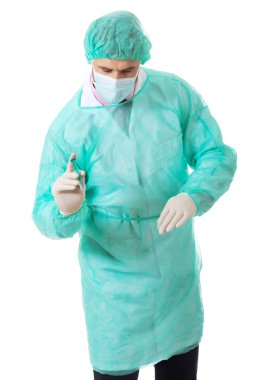 Erkek doktor iğne yapıyor.