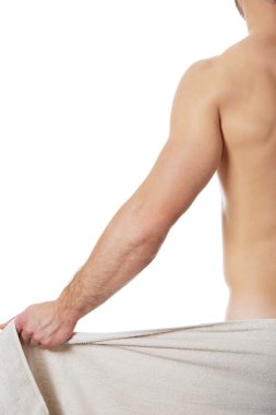 Havluya sarılmış kaslı adam..