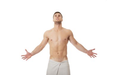 Havluya sarılmış kaslı adam..