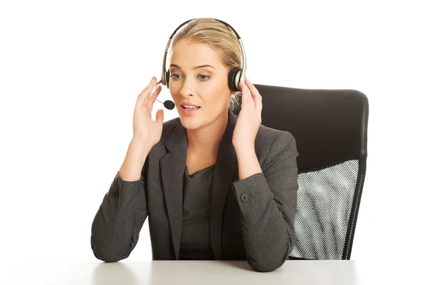 Call center vrouw zitten aan de balie — Stockfoto