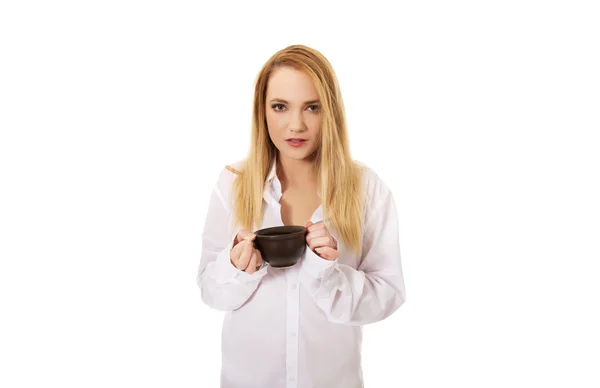 Frau trinkt Kaffee. — Stockfoto