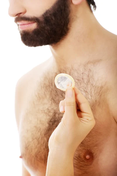 Een condoom te geven aan haar man vrouw. — Stockfoto