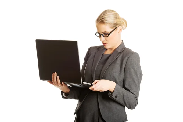 Laptopot tartó üzletasszony — Stock Fotó