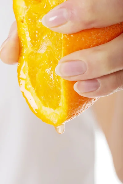 Mulher espremendo suco de uma laranja — Fotografia de Stock