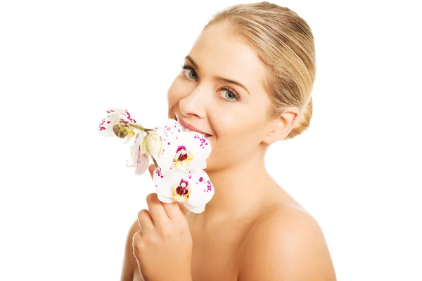 Frau mit weißer Orchideenblume — Stockfoto