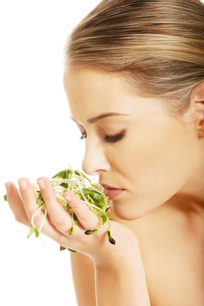 Woman smelling a cuckooflower — Stock Photo, Image