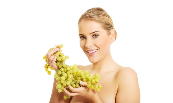 吃葡萄的裸体女人 — 图库照片