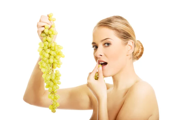 Meztelen nő étkezési szőlő — Stock Fotó