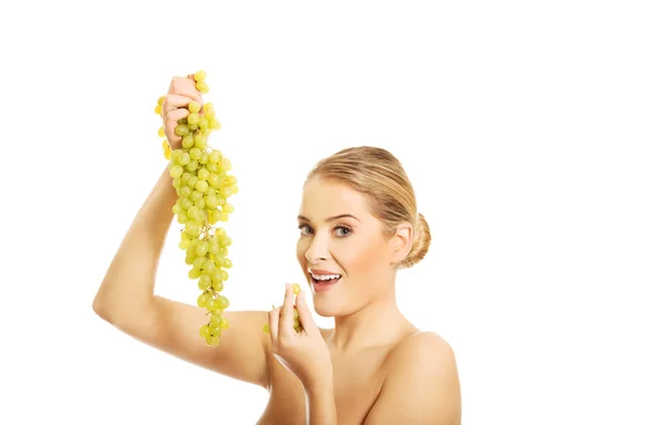 Nude woman eating grapes — Stock Photo, Image