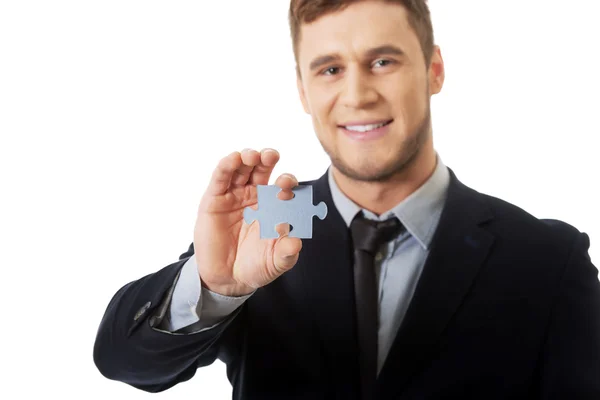 Zakenman bedrijf stukje van puzzel. — Stockfoto