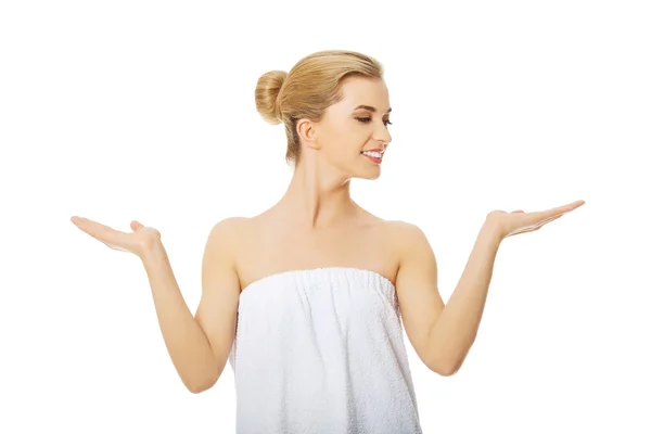 Женщина в полотенце с открытыми руками . — стоковое фото