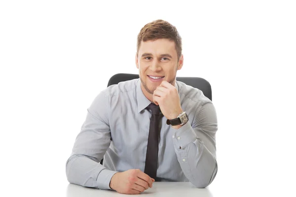 Geschäftsmann sitzt im Büro am Schreibtisch. — Stockfoto