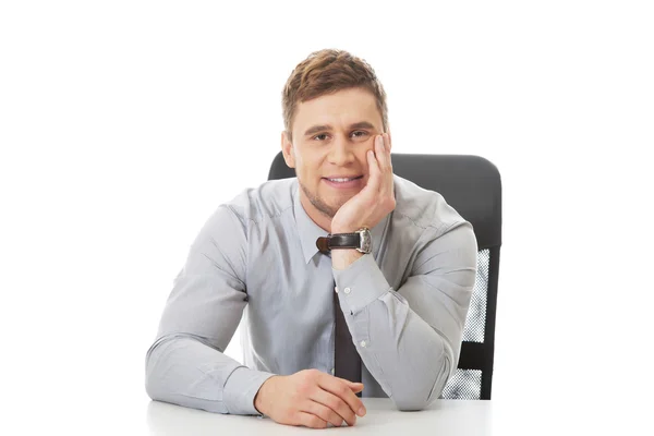 Geschäftsmann sitzt im Büro am Schreibtisch. — Stockfoto