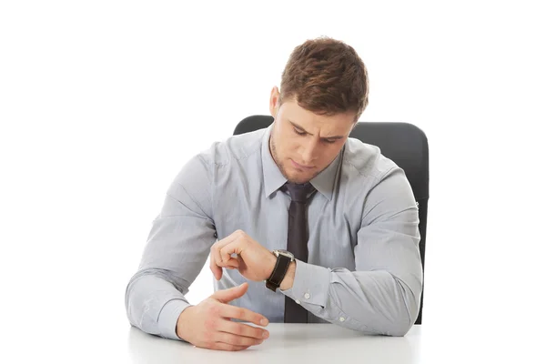 Επιχειρηματίας ελέγχει το χρόνο στο ρολόι του. — Φωτογραφία Αρχείου