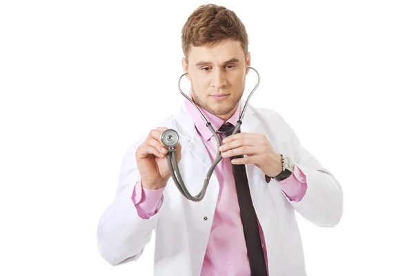 Młody lekarz mężczyzna zadowolony z stetoskop. — Zdjęcie stockowe