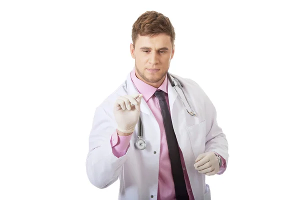 Mannelijke arts houden een spuit. — Stockfoto