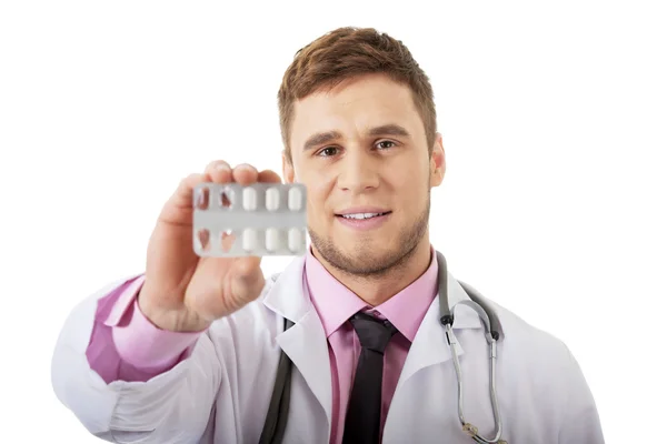 Médico masculino sosteniendo pastillas . — Foto de Stock