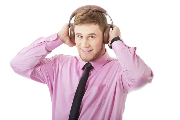 Joven empresario escuchando música . — Foto de Stock