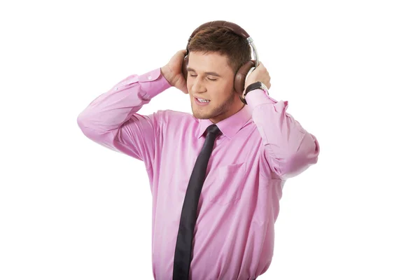 Joven empresario escuchando música . —  Fotos de Stock