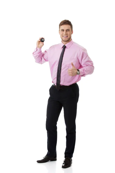 Joven empresario sosteniendo pelota de billar . —  Fotos de Stock