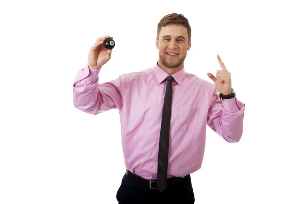 Молодой бизнесмен держит бильярдный мяч . — стоковое фото