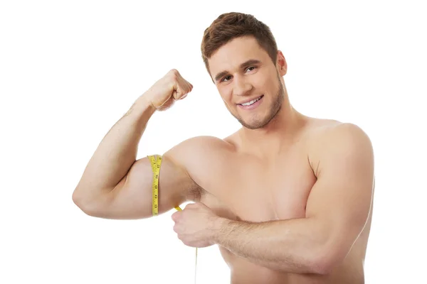 Homme musclé mesurant ses biceps . — Photo