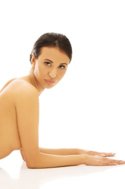 İnce tabaklanmış kadın kendini yere yaslanır