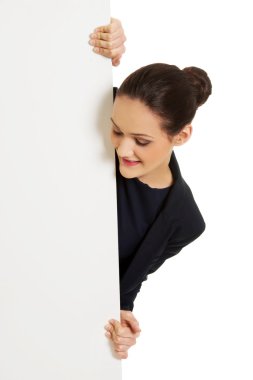 Businessswoman holding boş afiş.