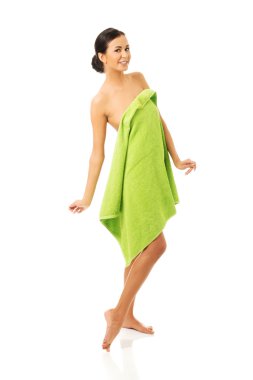 duran tam uzunlukta kadın havlu sarılmış