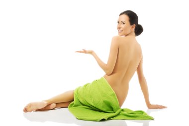 Arkadan Görünüm kadın boşaltmak tutarak havlu sarılmış