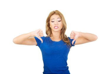 başparmak aşağı olan kadın.