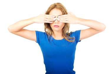 iki eliyle yüzünü kaplayan kadın.