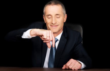 küçük boyutlu gösterilen Office iş adamı