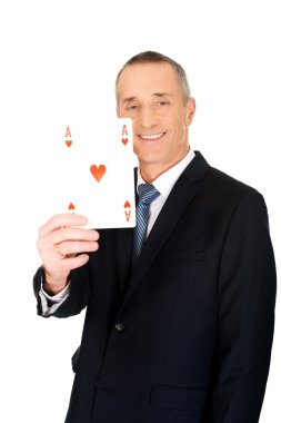 Kırmızı ace kart ile zarif işadamı