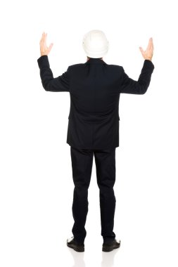 Kollarını açarak gülümseyen iş adamı